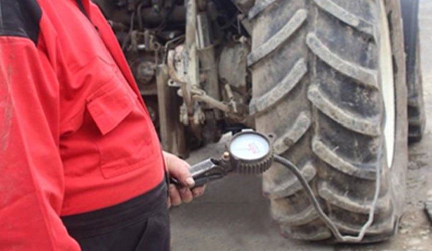 Adatta la pressione dei pneumatici agricoli
