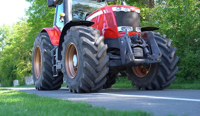 Cerchi di fascia alta e pneumatici agricoli tecnologici