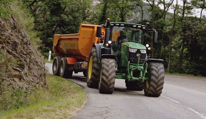 I pneumatici garantiscono la buona tenuta di strada in curva