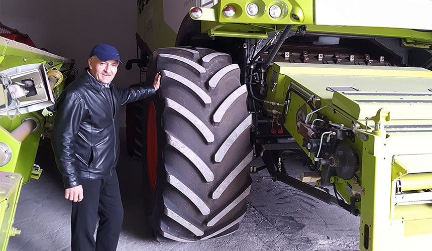 Mietitrebbia Claas dotata di pneumatici VT-COMBINE