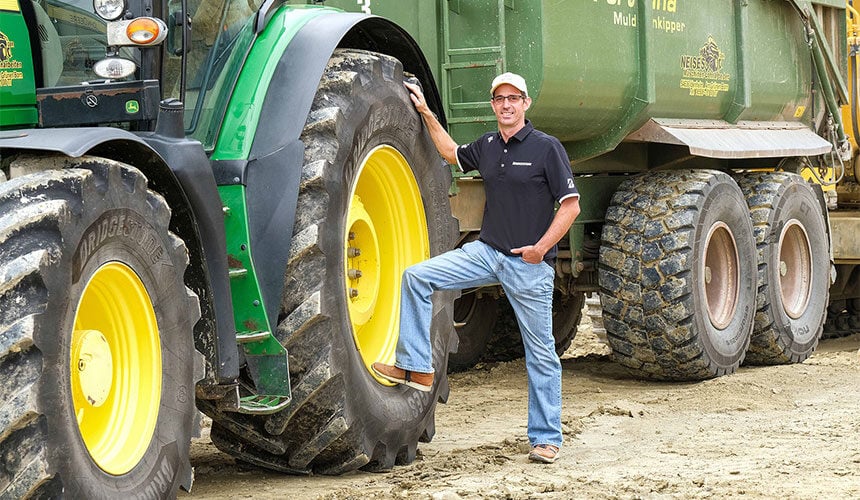Trattore John Deere 6215R dotato di pneumatici VX-TRACTOR
